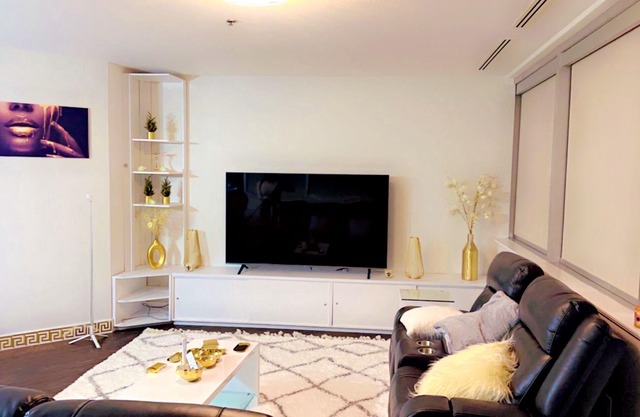 "Luxurious Downtown Condo with Jetted Jacuzzi & Workspace - Business District"