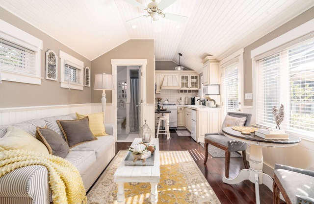 Luxurious Downtown Guest Cottage / 2 Beds / Garden Oasis w/Firepit