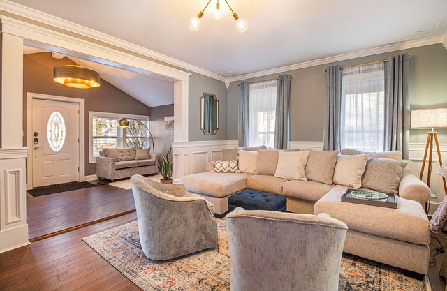 Luxurious downtown home w/ hot tub