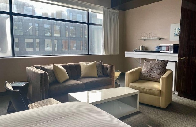 Luxurious Downtown Room