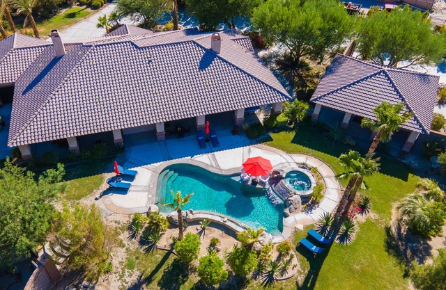 Luxurious Dream pool estate, acre lot, music allowed.
