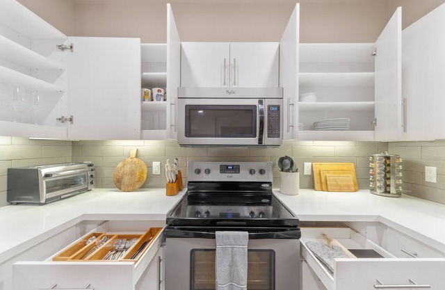Luxurious 2BR Suites w King Beds! Pool, Spa, Gym, Wifi
