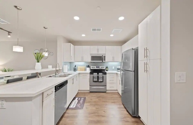 Luxurious Dual Master Suites, King Bed l Pool/Spa!