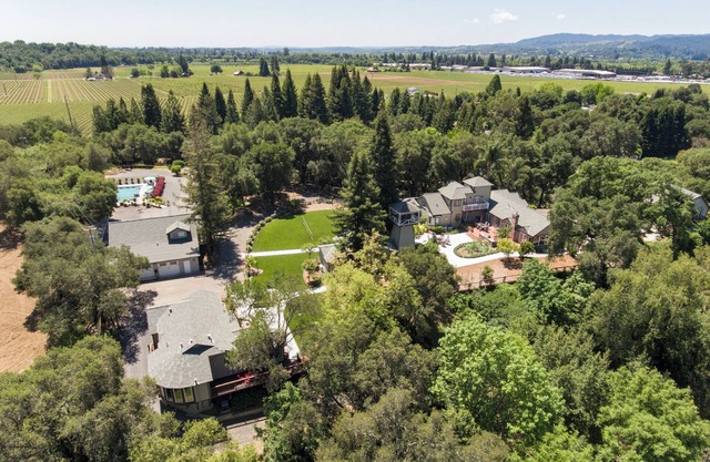 Luxurious Enchanting Healdsburg estate style retreat, sleeps 12, pool, firepit