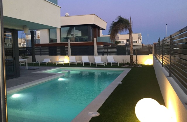 Luxuriöser Genuss nur wenige Gehminuten vom Meer entfernt, inkl. Privatem Pool & Whirlpool