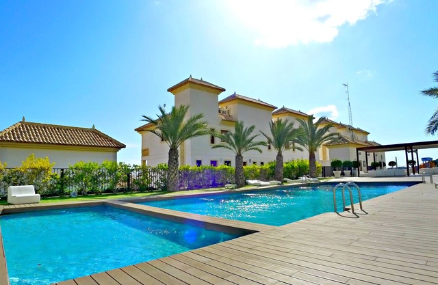 Luxuriöse heraus mit 2 Dormit, Terrasse, WIFI, A / C, Pool, Spa, Fitnessraum und 5 min Strand