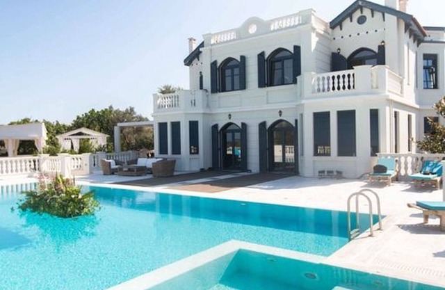 LUXUSGUT MIT PRIVATEM POOL