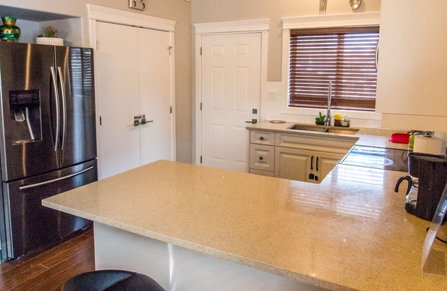 Luxurious former show home - 10 minutes from the downtown and airport