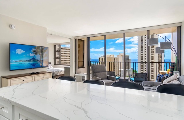 Luxurious, Free Parking & WiFi, Ocean View, Remodeled, 1 BR Condo, No Resort Fee