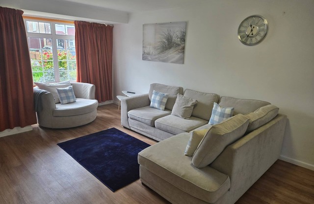 Luxurious 4-Bedroom Retreat in Staines with Private Garden & Easy Parking