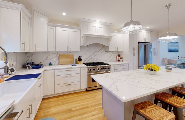 ⭐️Luxurious Hamptons Home Near Beach Heated Pool Wineries Golf Westhampton Beach