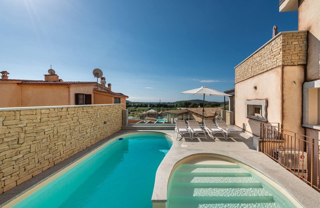Luxuriöses Ferienhaus mit Pool, Terrasse, WLAN und Klimaanlage; Parkplätze vorhanden, Kleinere Haustiere erlaubt