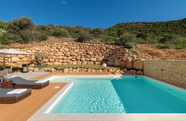 Luxuriöses Ferienhaus mit Terrasse, WLAN, Klimaanlage und Pool; Parkplätze vorhanden, Kleinere Haustiere erlaubt