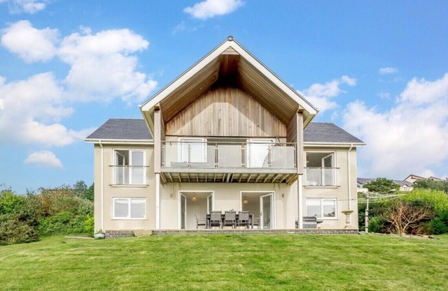 Luxurious Holiday Home - Aberdovey- 4 En-Suite Bedrooms & Spectacular Sea Views!