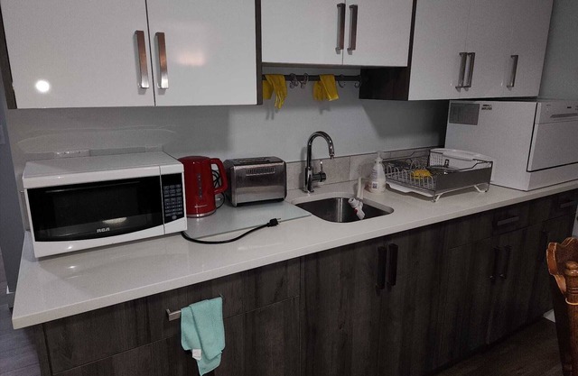 Luxurious home away from home with AC in a quiet & Clean Neighborhood just 4 U