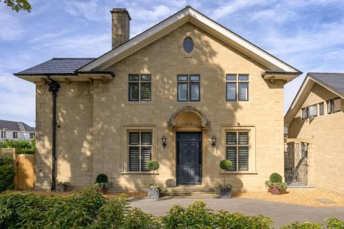 Luxurious Home in Cheltenham Private Parking