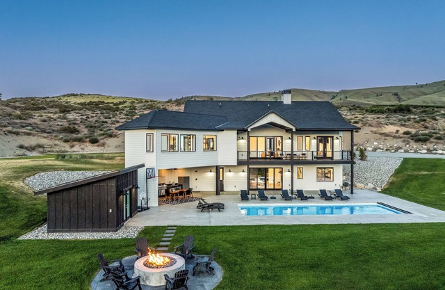 Luxurious home w/ seasonal pool, hot tub, fire pit & outdoor kitchen
