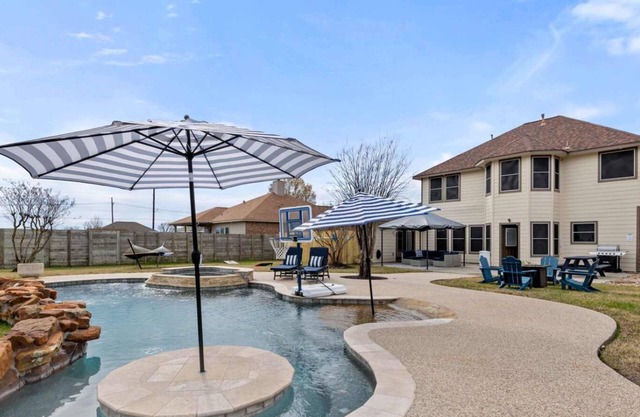 Luxurious Home with Great Pool Area