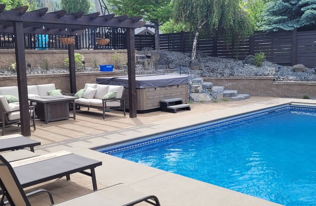 Luxurious home with heated pool, hot tub- minutes to wineries and many beaches