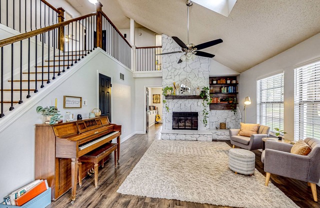 Luxurious home with private salt water pool, fenced in back yard + W/D