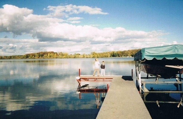 Luxurious Home With Lake Views, Fireplace, Whirlpool Tub