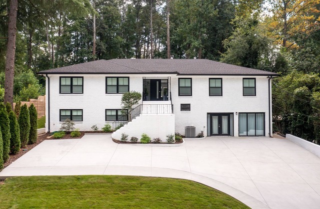 Luxurious House in Buckhead w/hot tub - Walk to Lenox