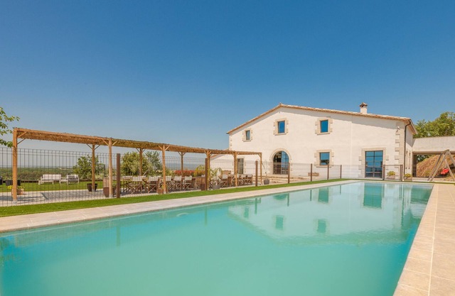 Luxurious house with indoor and outdoor pool, privacy and large spaces