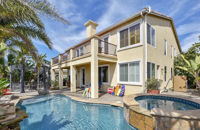 Luxurious house with private hot tub & pool - short drive to beach