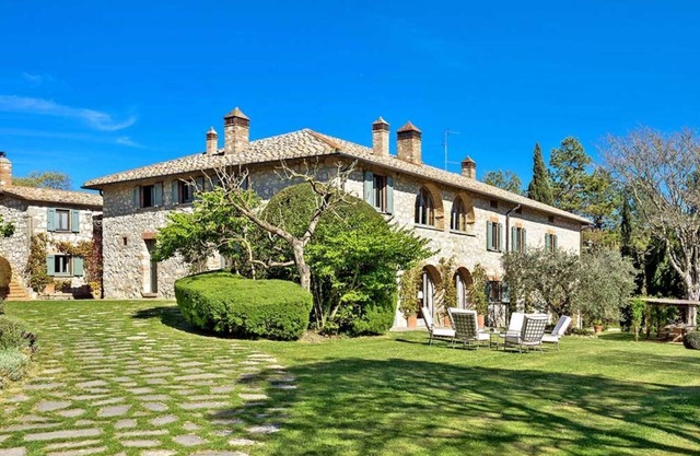 Luxurious independent villa with 12 beds in Val d'Orcia