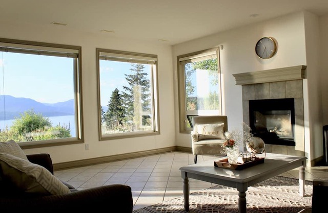 Cozy and Spacious Suite with Stunning Lakeview (free wifi and parking)