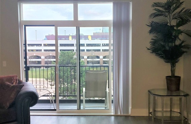 Luxurious King bed Downtown minutes from Hospital