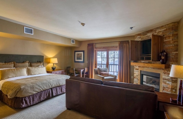 Luxurious King Studio|Pet friendly|Fireplace