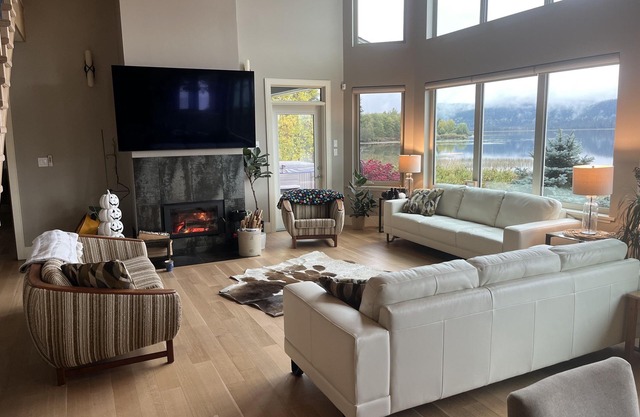 Luxurious Lake Living