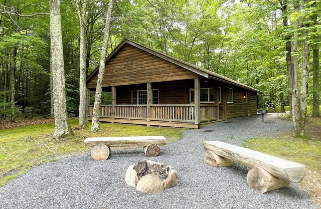 Luxurious Lake View Log Cabin with Fire Pit in the Poconos