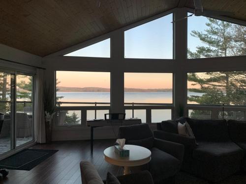 Luxurious Lakefront Cottage, Sleeps 12
