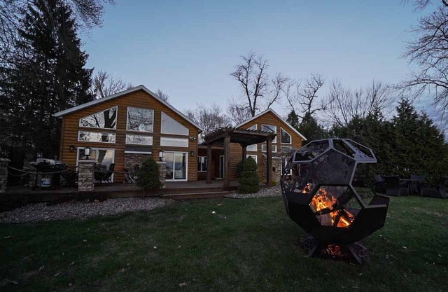 Luxurious Modern Lakefront Home with 7 person hot tub!