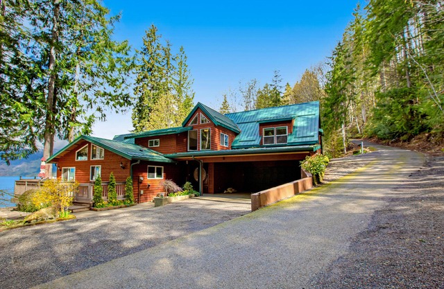 Luxurious lakefront home with matchless mountain view & private hot tub- dogs OK