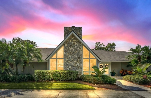 Luxurious lakefront/pool home near theme parks in Florida