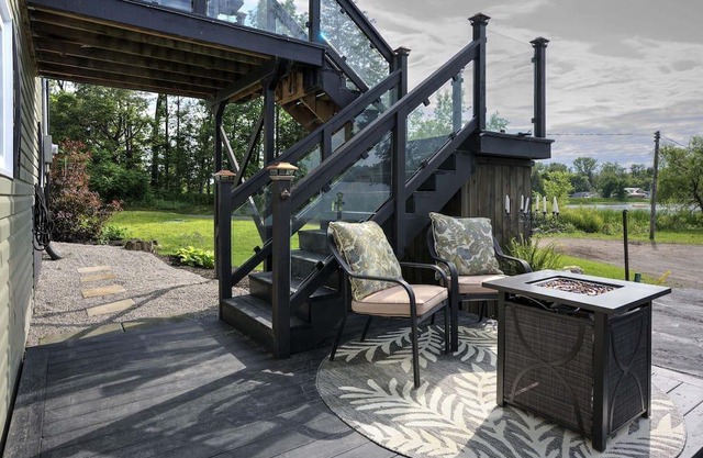 Luxurious Lakeside cottage w/Hot Tub