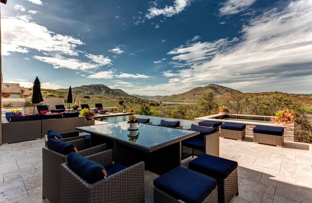 Luxurious Lakeview Retreat at Lake Hodges, RB Spacious 5-bedroom 3-bath home