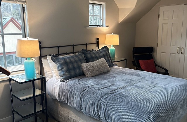 Luxurious LARGE walkable 2 bed, 2 bath condo in the town of Telluride. Sleeps 6.