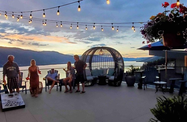 LUXURIOUS LEGAL LICENSED Penthouse Oasis @ Okanagan Lake LICENSED 4084946