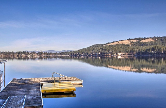 Luxurious Liberty Lake Hideaway w/ Hot Tub!