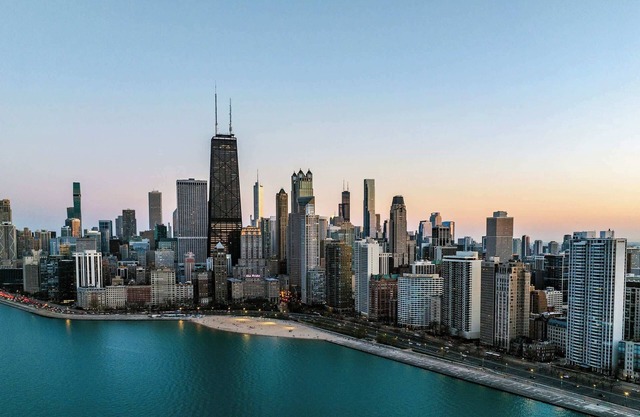 Luxurious Lincoln Park, Spacious 4-bedroom apartment with AC, WiFi in Chicago