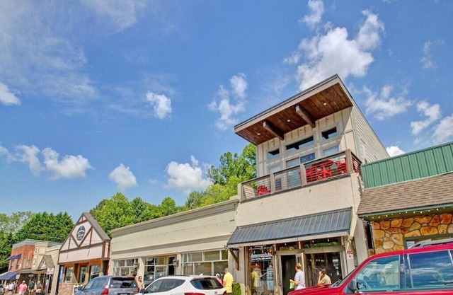 Luxurious loft escape at Down Town Blue Ridge! Walk to everything! No driving!