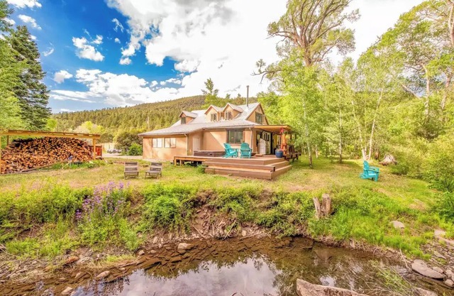 Luxurious Log Cabin on a River