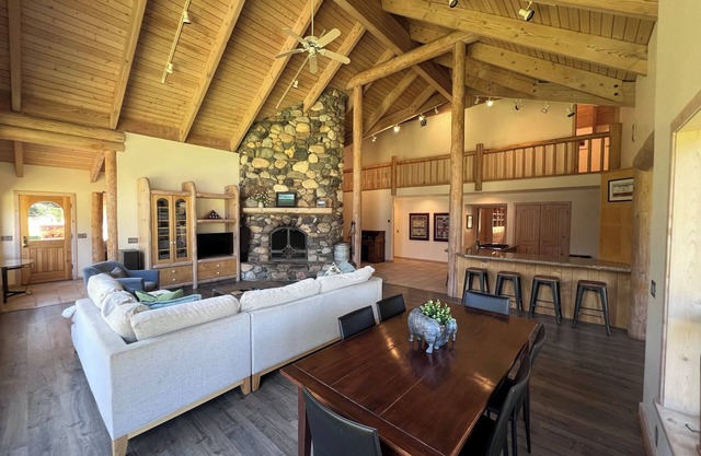 Luxurious Log Home Retreat