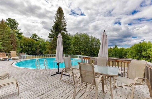 Luxurious Manor | Pool+BBQ+Netflix+FirePit
