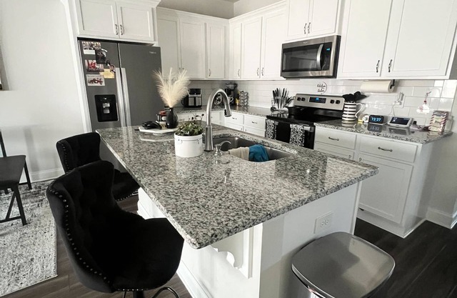 LUXURIOUS MASTER'S WEEK 2br townhome, 20 mins away WiFi, Washer/Dryer, Sleeps 6.