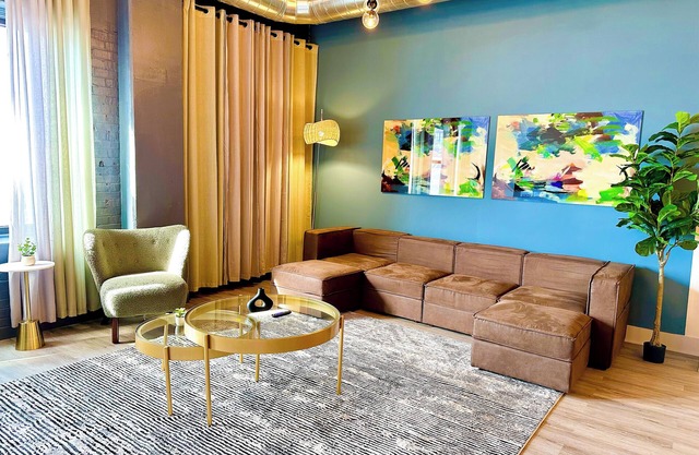 Luxurious McCormick 5 bed/4 bath Suite for up to 12 guests with optional parking